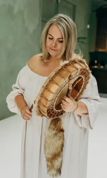 Helen Adriana begeleidt online Shamanic Breathing ademsessie
