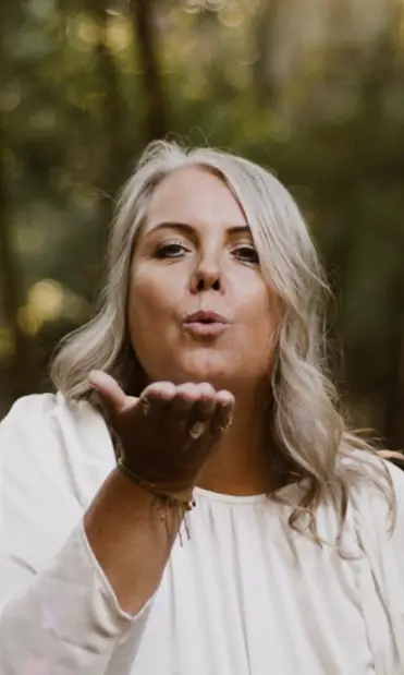Helen Adriana blaast een kus De LiefdesKompas AI-begeleider relaties