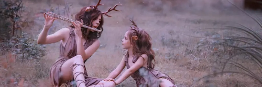 Vrouw en innerlijk kind in speelse verbinding als symbool voor innerlijk kind heling en emotionele vrijheid