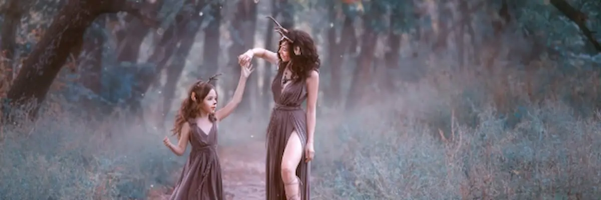 Vrouw en kind hand in hand als symbool voor innerlijk kind heling en zelfliefde