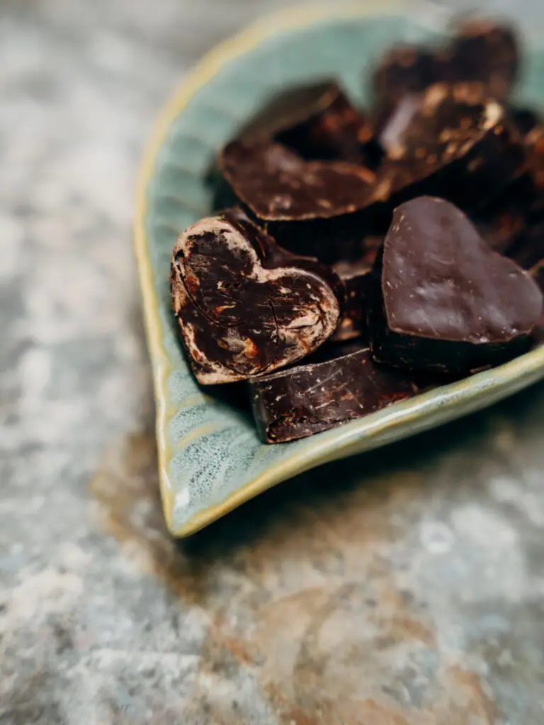 Choco Bliss cacao hartjes en stukjes in schaal voor cacao ceremonie