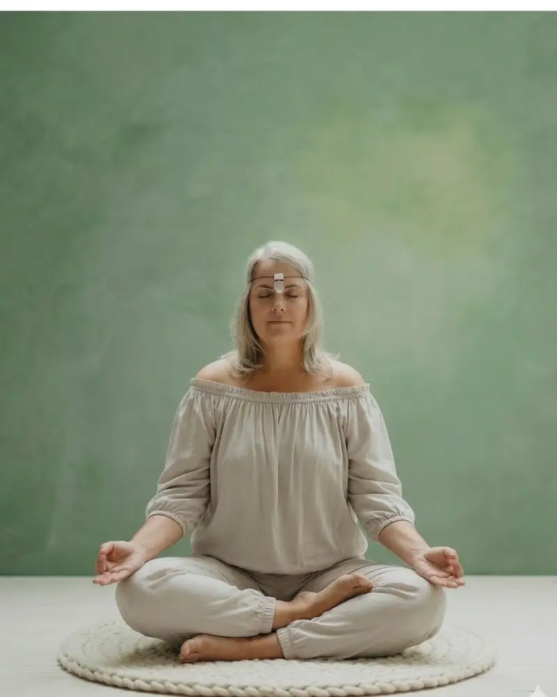 Vrouw in meditatie tijdens volle maan voor innerlijke rust en zenuwstelsel regulatie