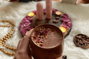 Cacao ceremonie thuis met ceremoniële cacao, kaarsen en rozen als ritueel voor ontspanning en zelfliefde