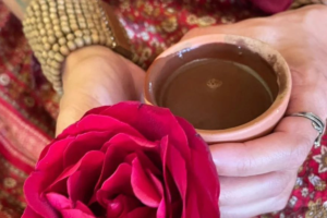 Cacao ceremonie thuis met kop cacao en roos als symbool voor hartopening en zelfliefde