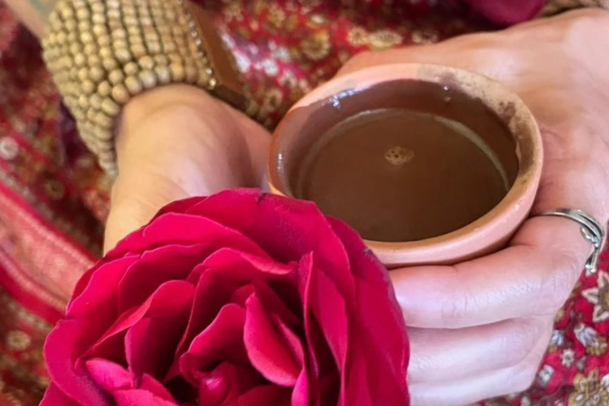 Cacao ceremonie thuis met kop cacao en roos als symbool voor hartopening en zelfliefde