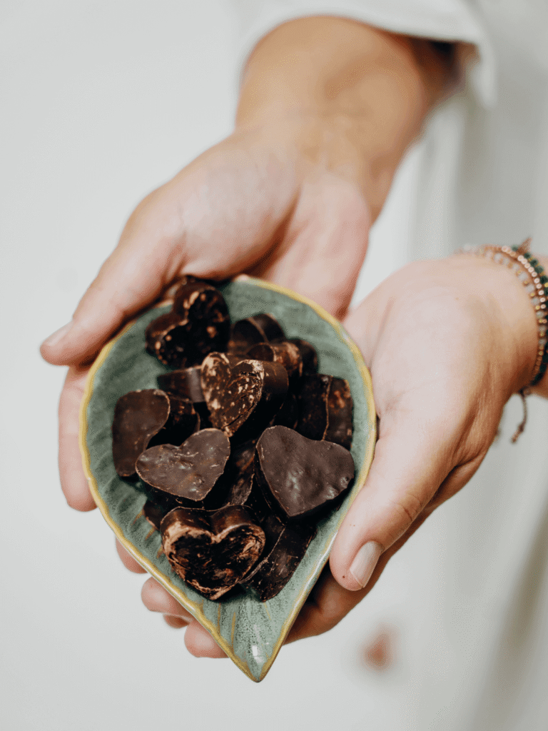 Ceremoniële cacao van Choco Bliss in handen – heling en transformatie door Helen Adriana