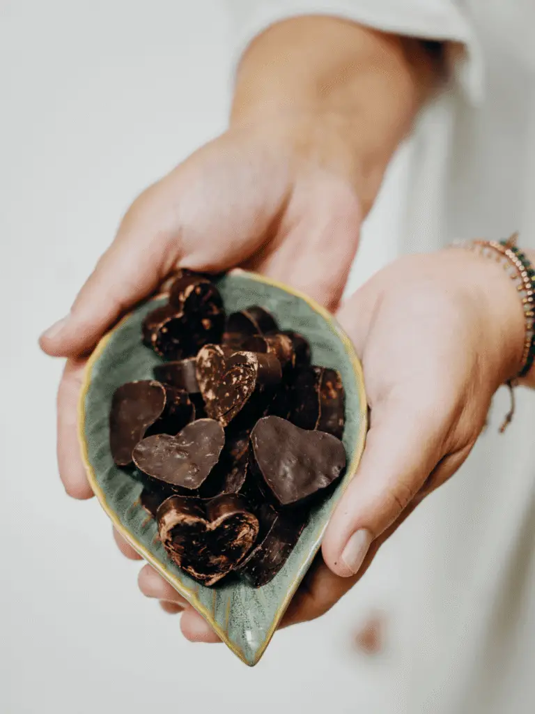 Ceremoniële cacao van Choco Bliss in handen – heling en transformatie door Helen Adriana