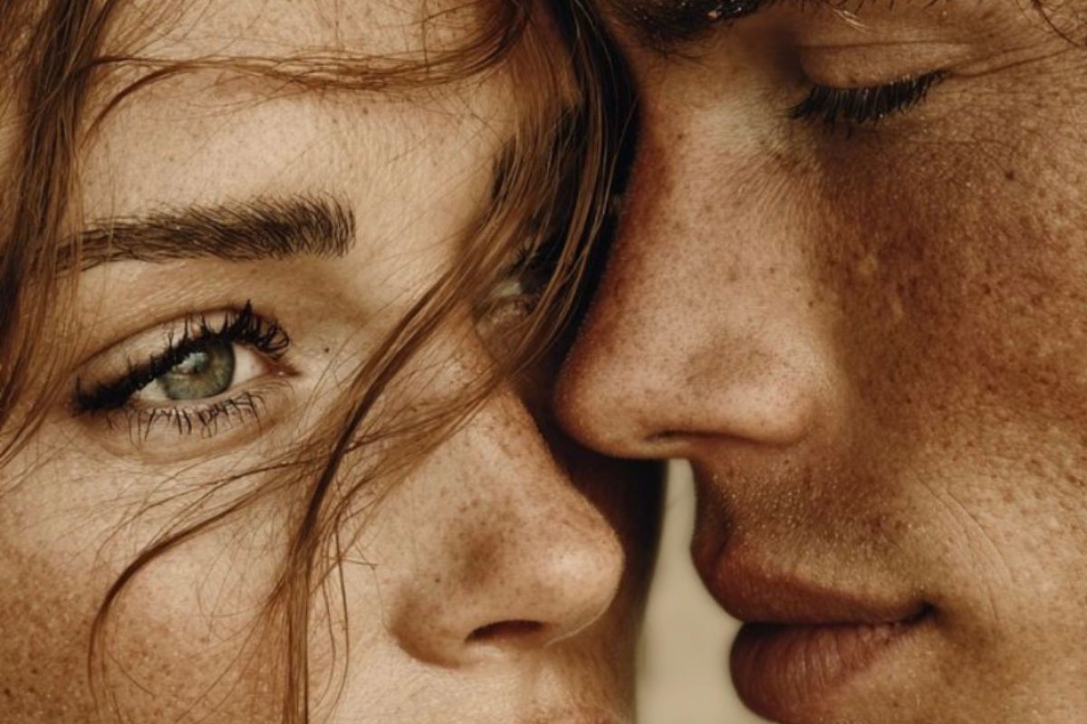 intiem koppel dichtbij elkaar met emotionele verbinding en verlangen naar liefde en veiligheid in relatie