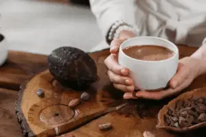 Cacao ceremonie gevaarlijk handen houden ceremoniële cacao vast voor veilig innerlijk werk