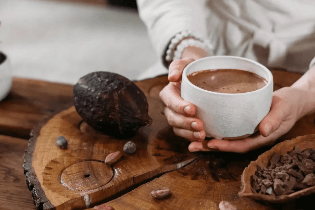 Cacao ceremonie gevaarlijk handen houden ceremoniële cacao vast voor veilig innerlijk werk
