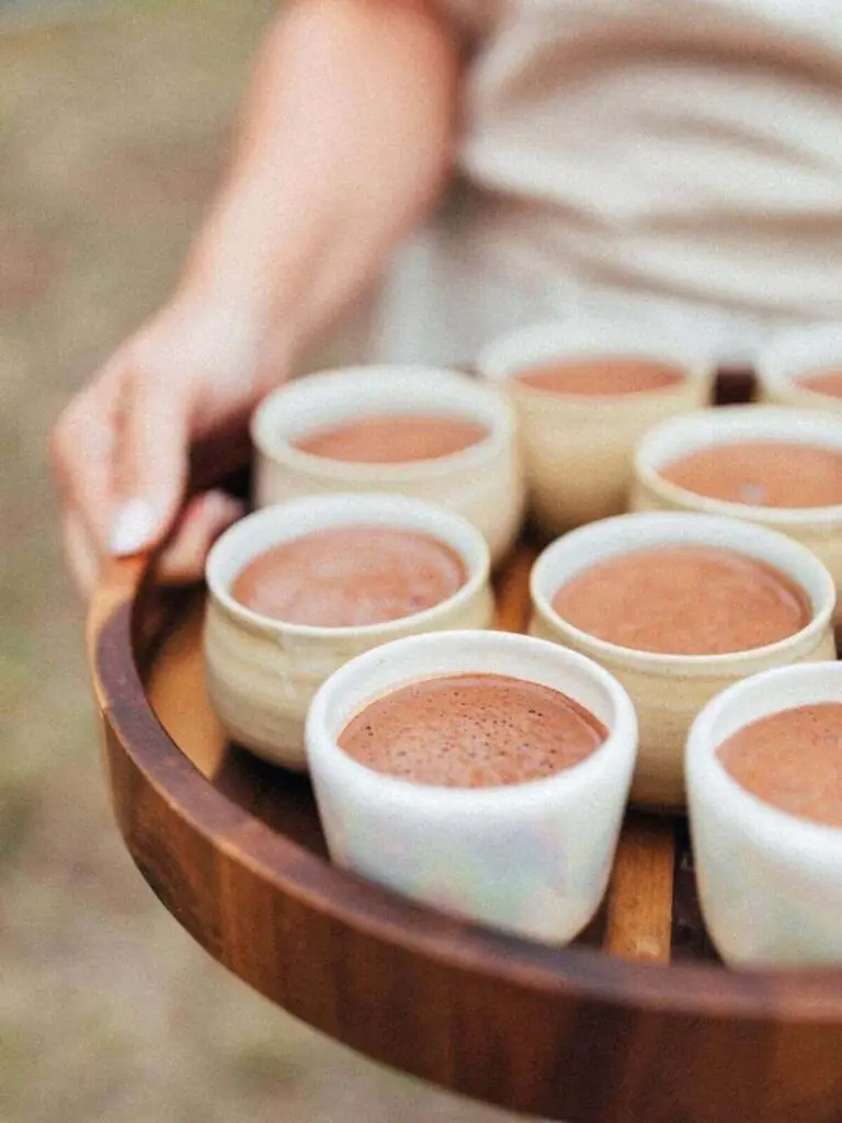 Meerdere koppen ceremoniële cacao op houten dienblad cacao ceremonie groep of vrouwencirkel