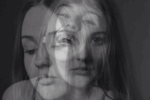 vrouw met meerdere gezichten als symbool voor codependent gedrag herkennen en verlies van identiteit in relaties