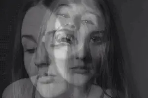 vrouw met meerdere gezichten als symbool voor codependent gedrag herkennen en verlies van identiteit in relaties