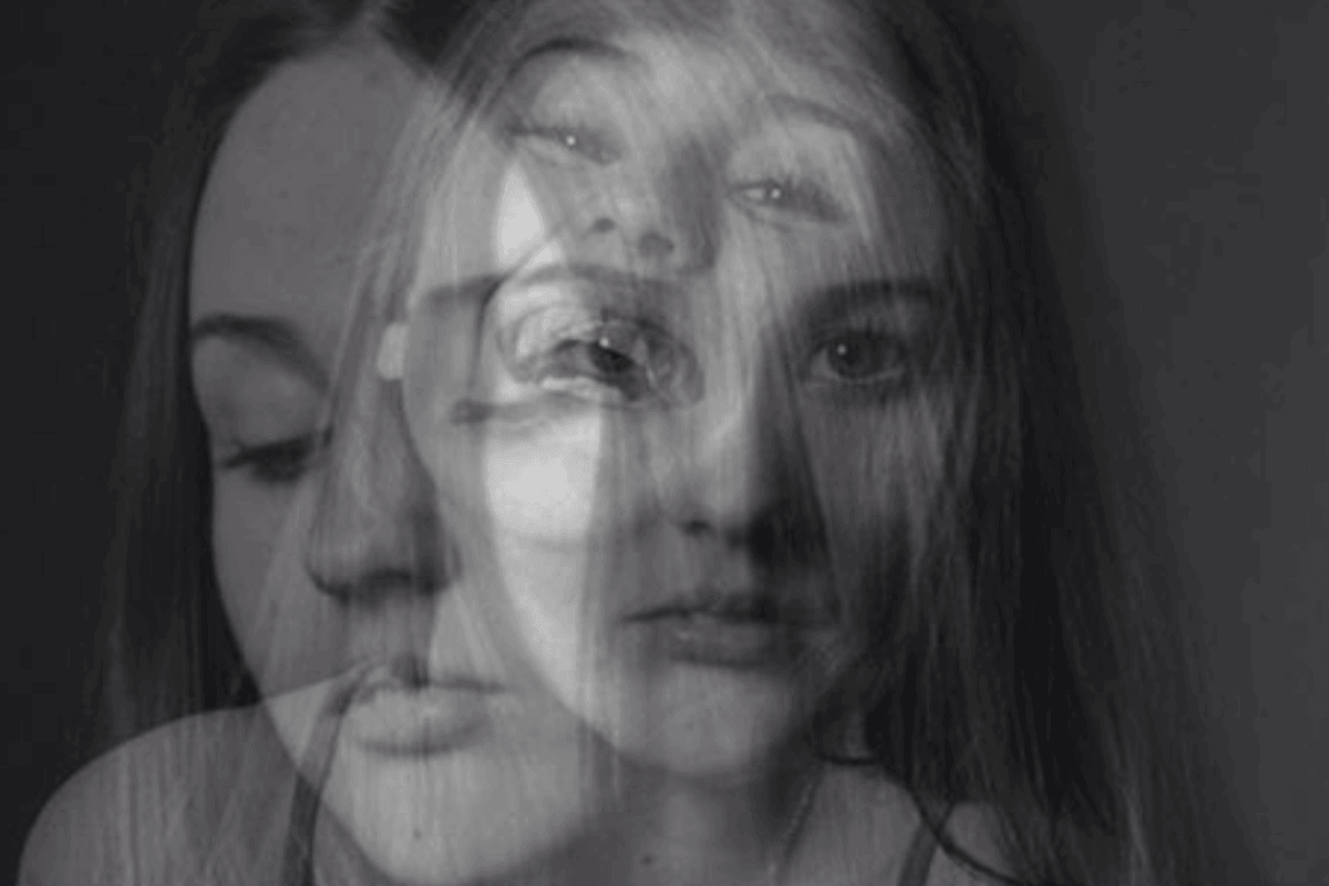 vrouw met meerdere gezichten als symbool voor codependent gedrag herkennen en verlies van identiteit in relaties