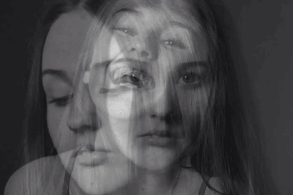 vrouw met meerdere gezichten als symbool voor codependent gedrag herkennen en verlies van identiteit in relaties