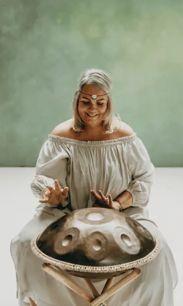 Helen Adriana speelt handpan tijdens innerlijk werk sessie over relatiepatronen doorbreken