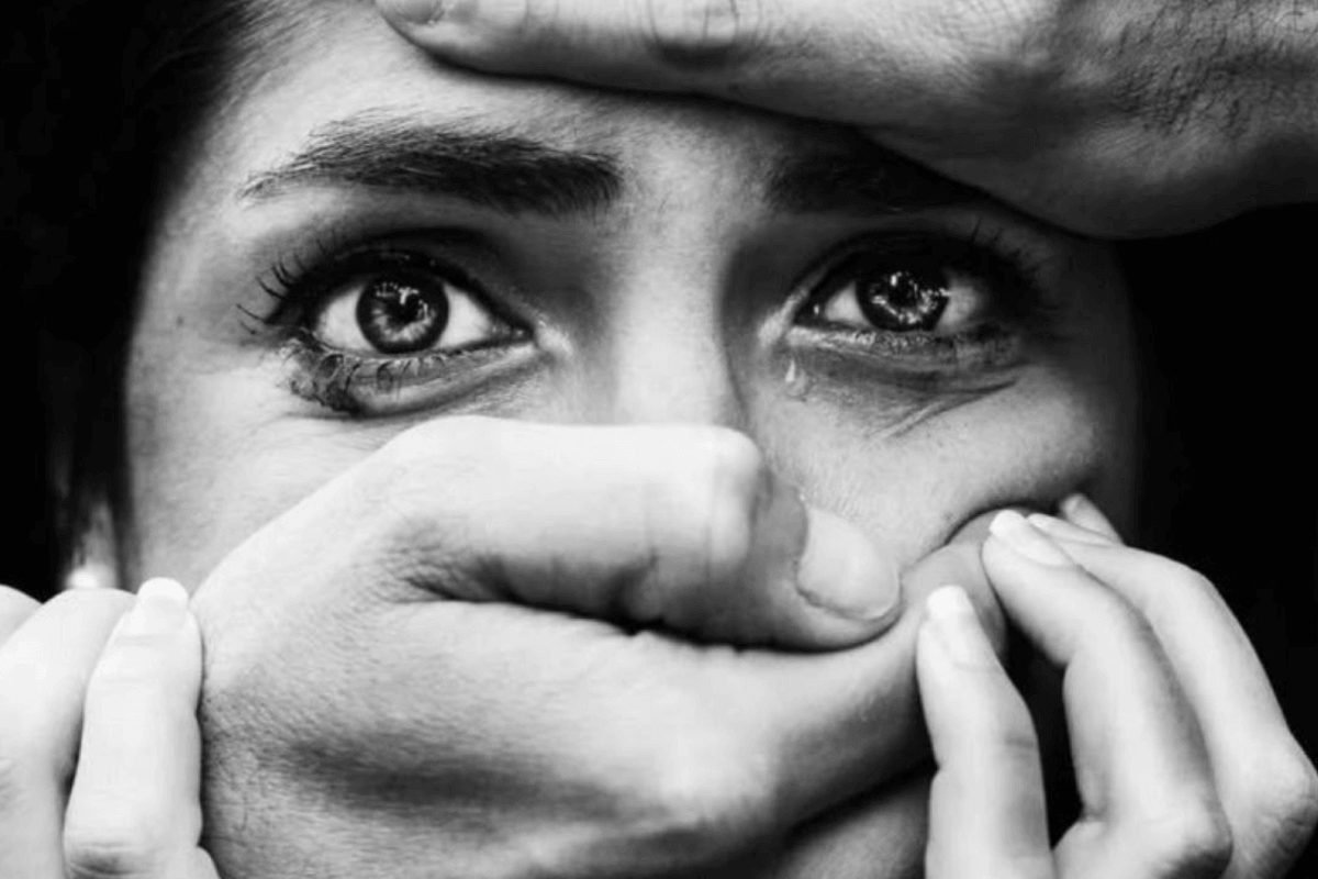 vrouw verliest zichzelf in relatie emotie en codependency