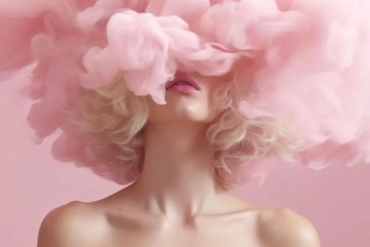 Vrouw omhuld door roze mist met gesloten ogen De LiefdesKompas activatie voor het doorbreken van relatiepatronen van Helen Adriana