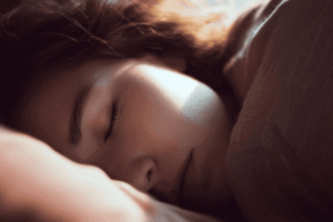 Meditatie om te slapen vrouw in diepe rustige slaap na innerlijk werk