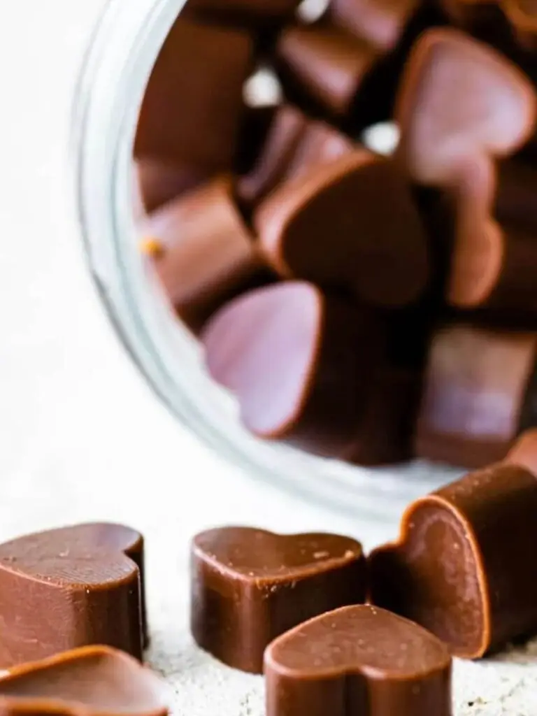 Mini Choco Bliss stukjes ceremoniële cacao op de voorgrond voor dagelijks microdoseren met plantmedicijn