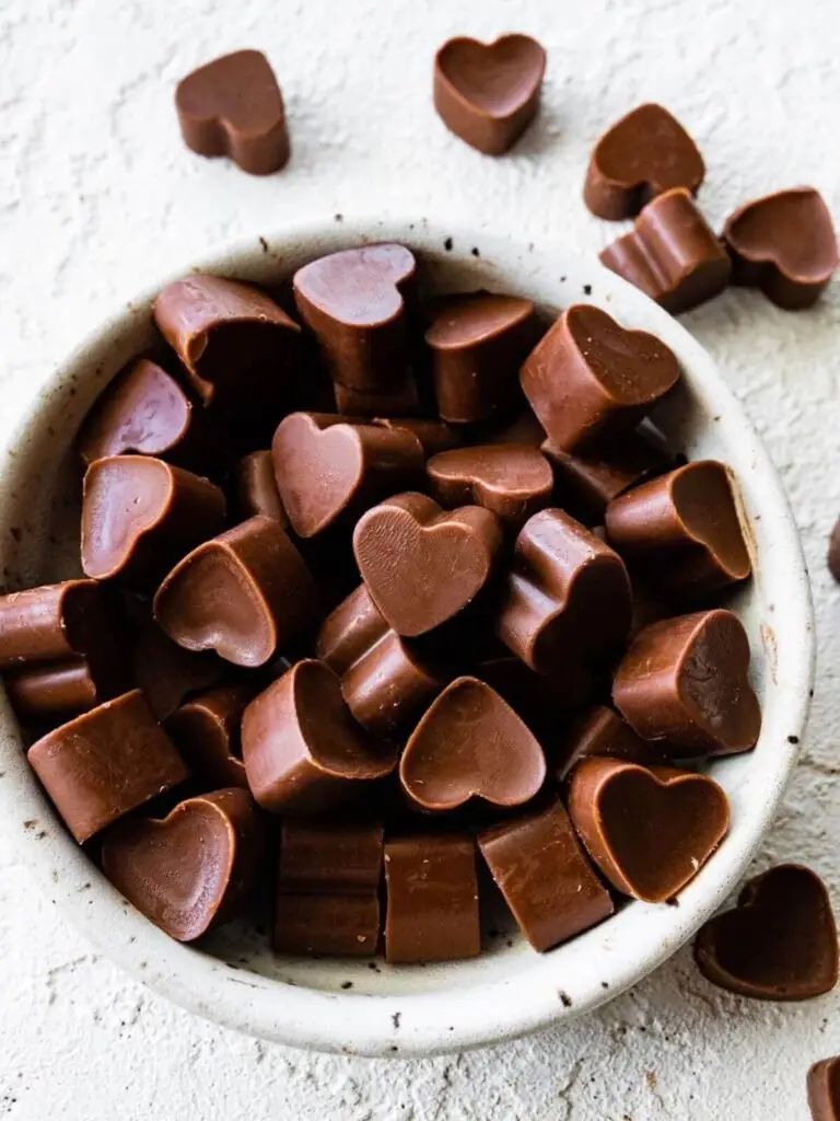 Hartvormige Mini Choco Bliss stukjes ceremoniële cacao in kom voor microdoseren met plantmedicijn