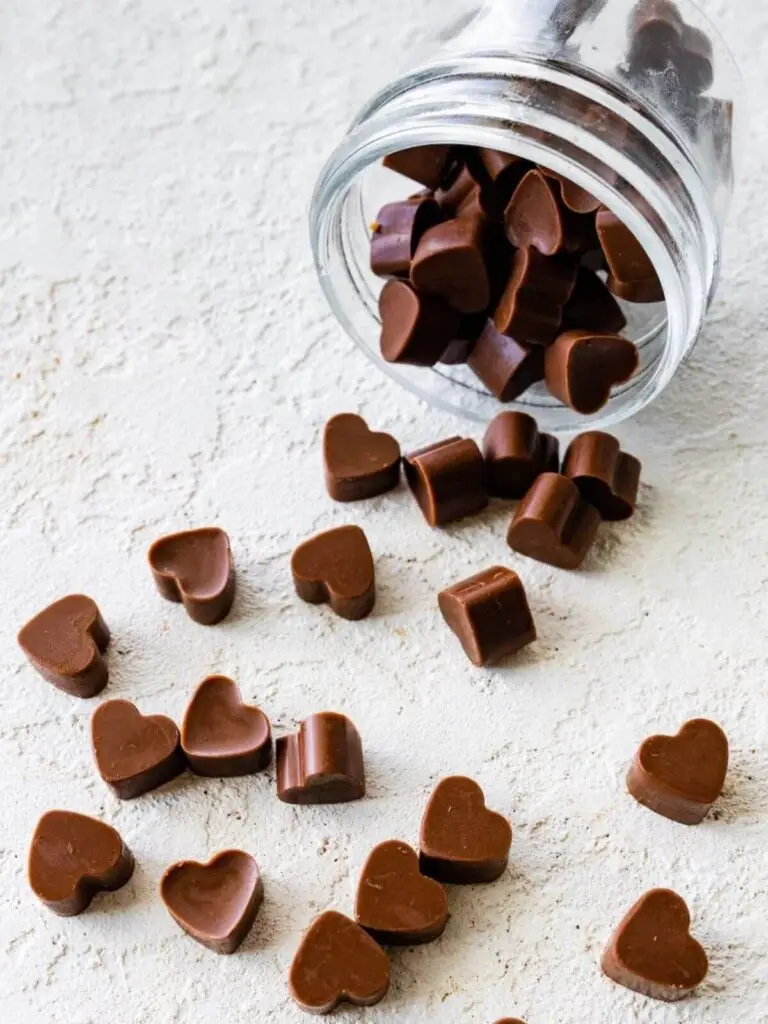 Mini Choco Bliss pot omgevallen met hartvormige stukjes ceremoniële cacao voor microdoseren met plantmedicijn