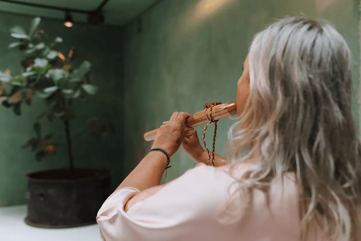 Muziek tijdens Choco Bliss ceremonie vrouw speelt ceremonieel instrument voor innerlijk werk
