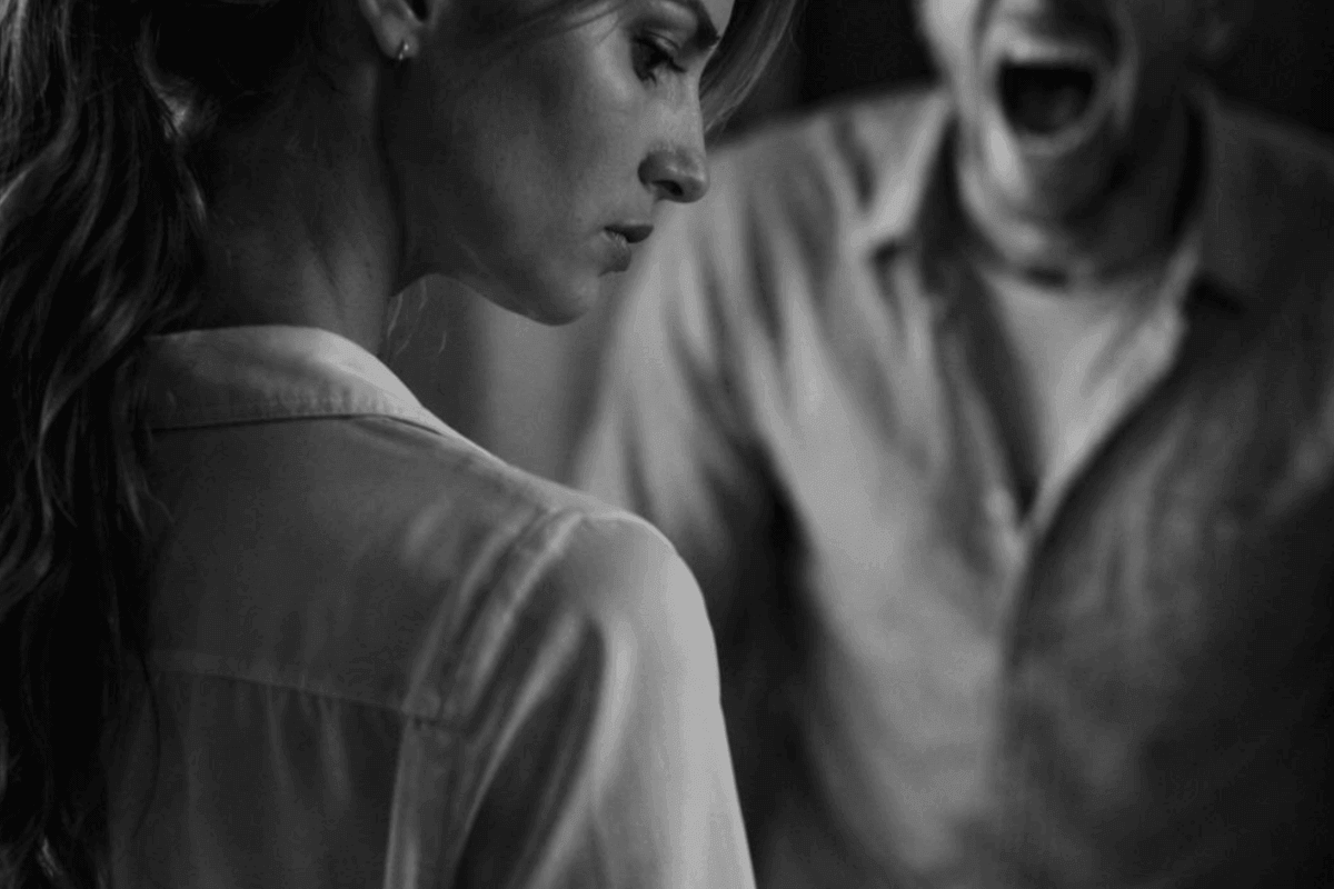 vrouw keert zich af van schreeuwende man als symbool voor narcistische relatie herstellen en emotionele uitputting