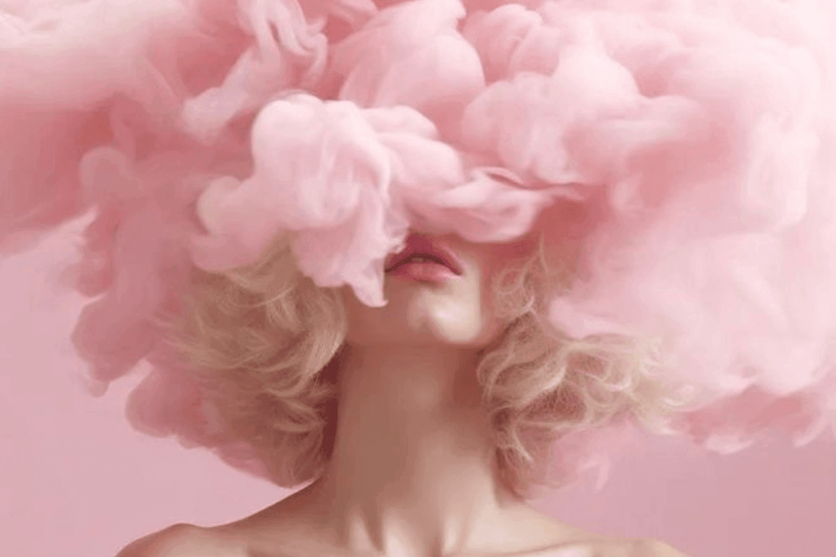 regressietherapie en hypnotherapie vrouw omhuld door roze wolken