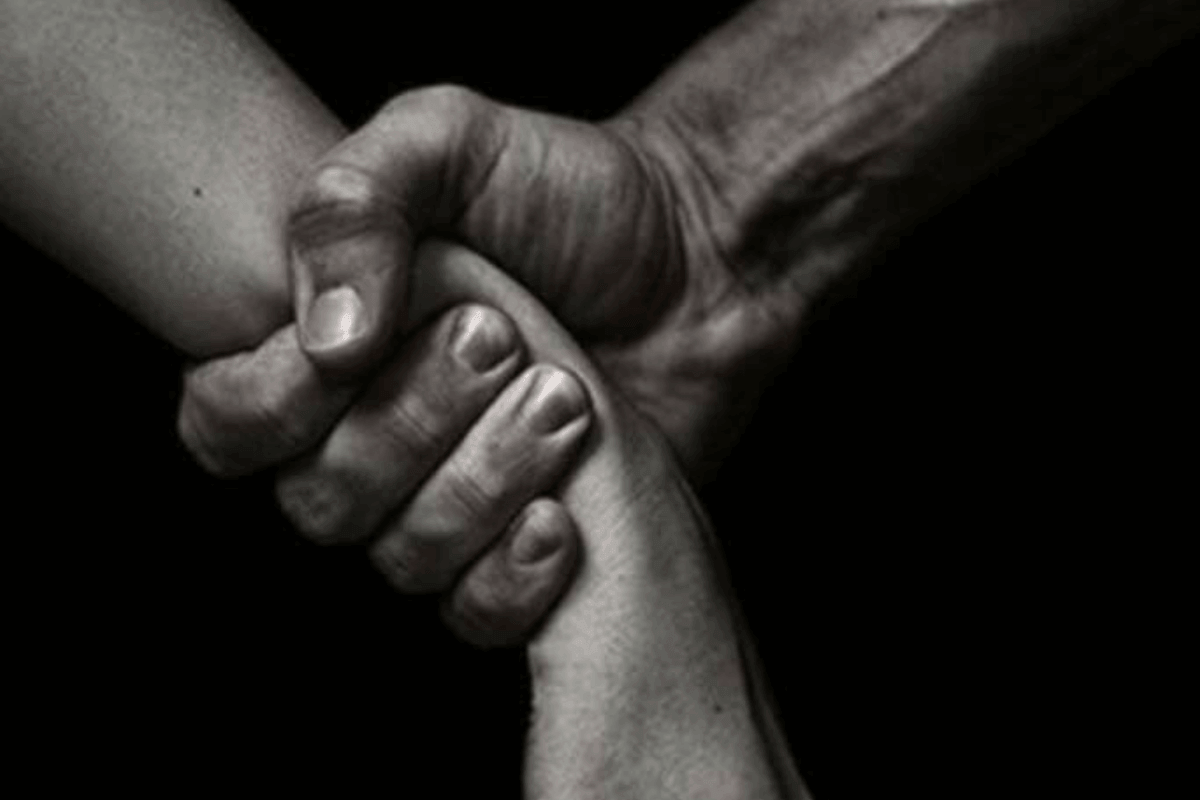 hand die pols vasthoudt als symbool voor controle en ongezonde relatiedynamiek