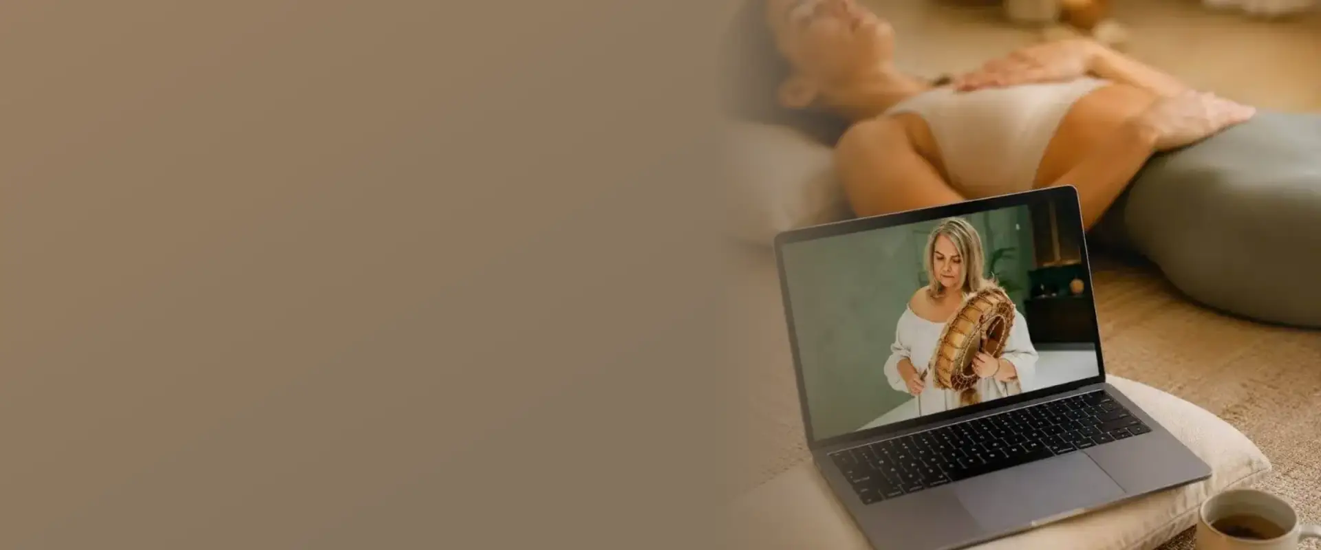 Laptop met een online ademsessie van Helen Adriana in een rustige kamer