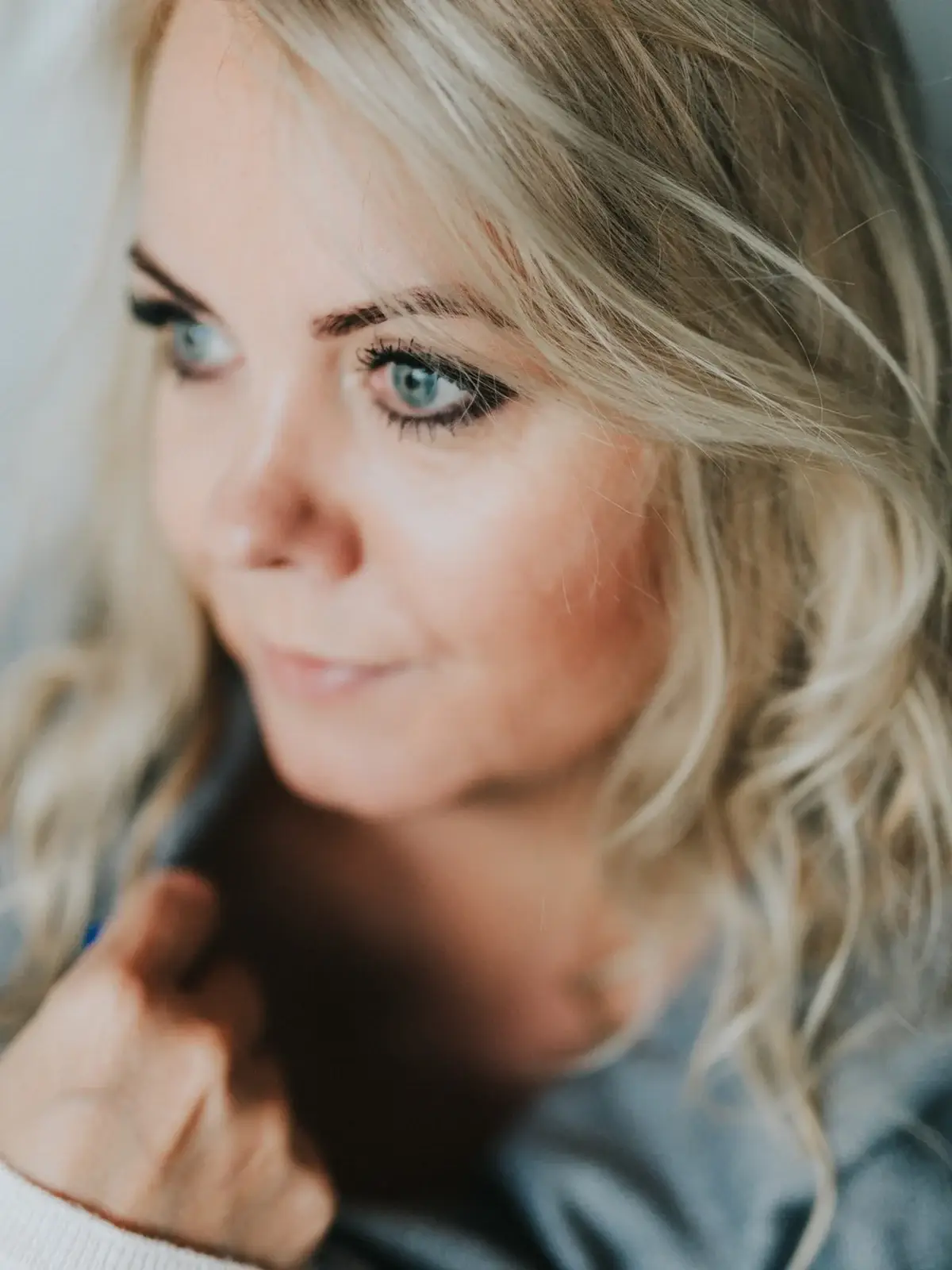 Helen Adriana kijkt peinzend opzij, bij de blog over afstand nemen van je moeder