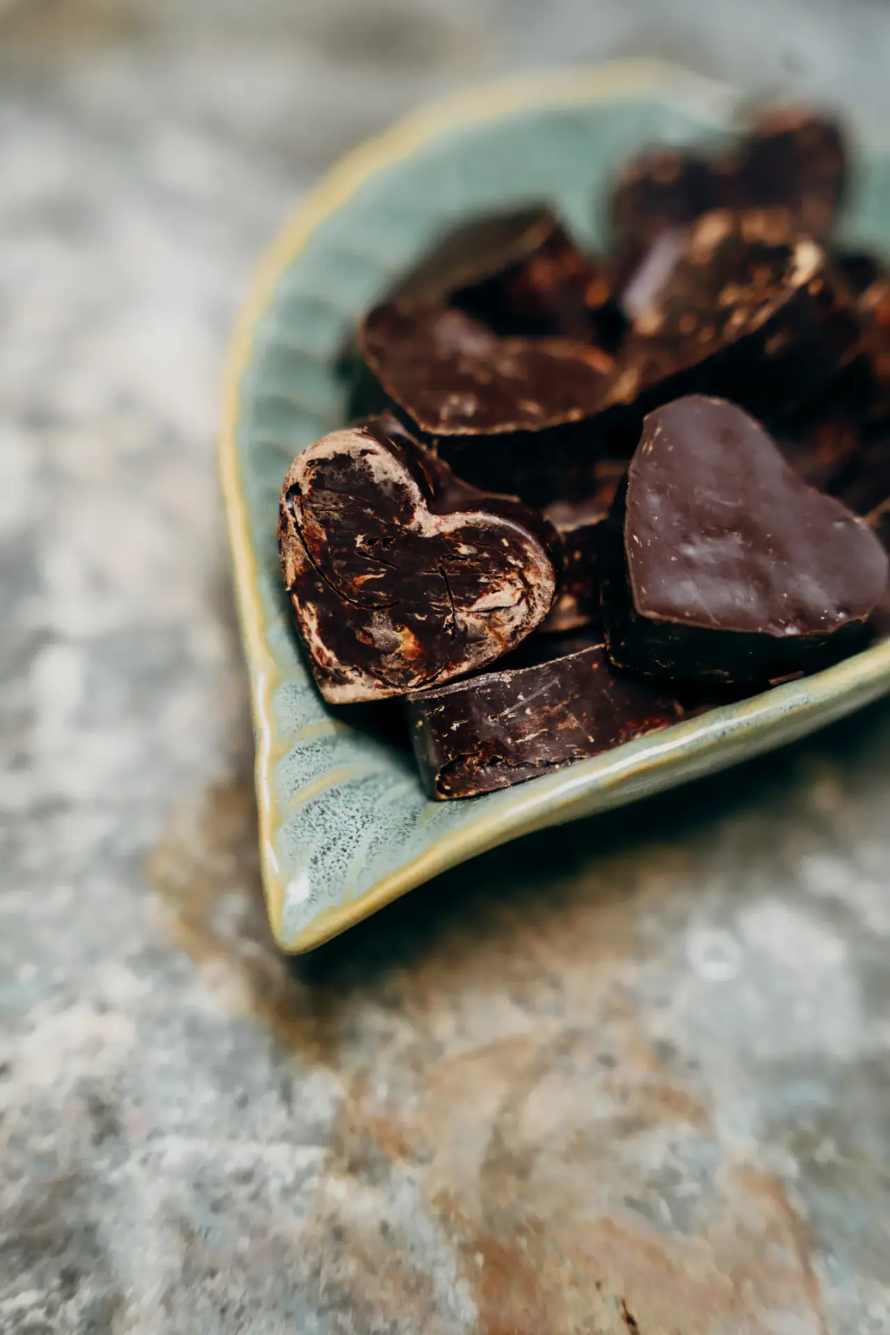 Ceremoni&euml;le cacao hartjes in een schaal