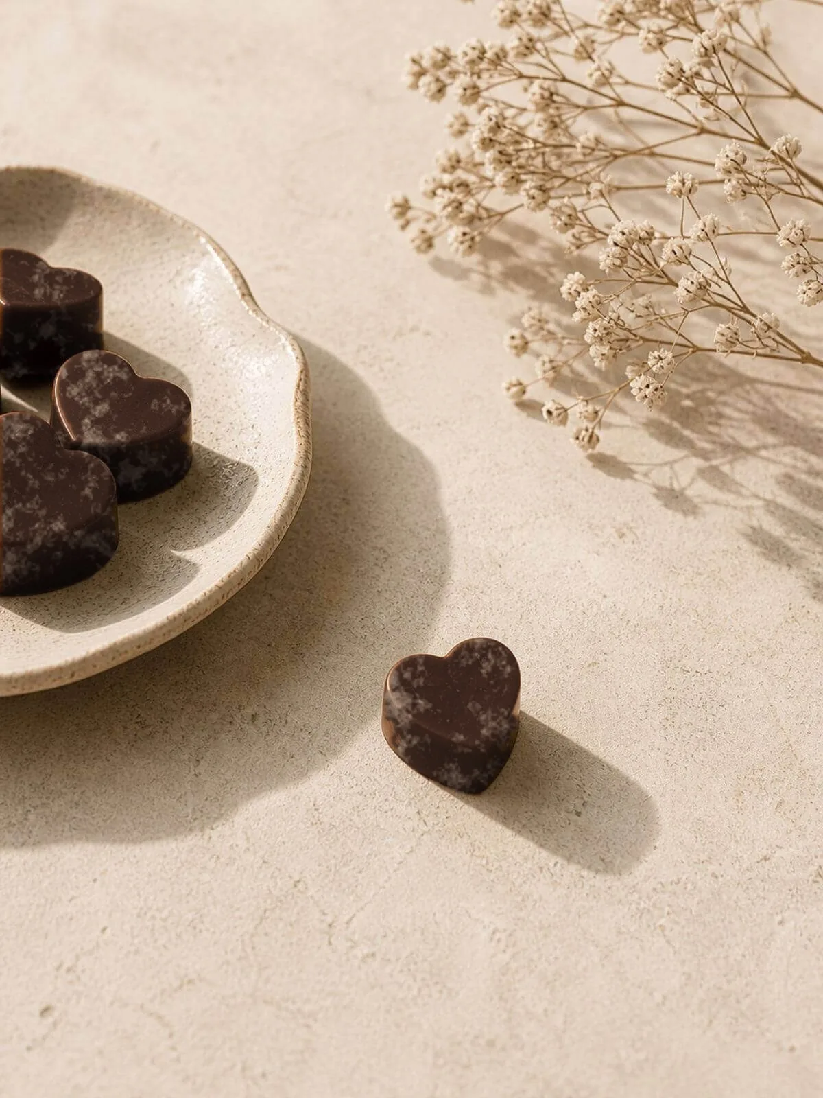 Een enkel Mini Choco Bliss hartje